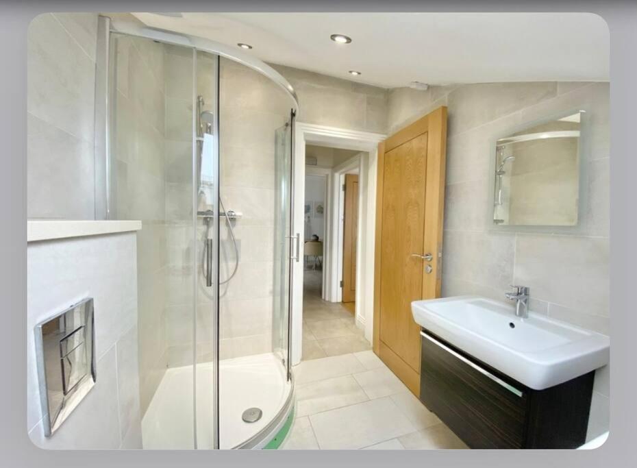 Luxury 4-Bed Apartment With Balcony & Garden, Near Emirates Stadium, 15 Mins To Central London Exterior photo