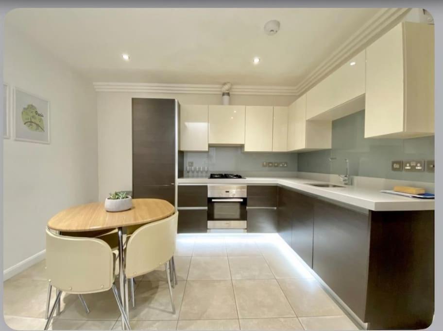 Luxury 4-Bed Apartment With Balcony & Garden, Near Emirates Stadium, 15 Mins To Central London Exterior photo